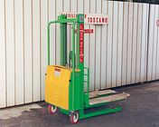 Carrello elevatore panzerino Tipo GS 074 con trazione manuale e sollevamento elettrico Carrello elevatore panzerino Tipo GS 074 con trazione manuale e sollevamento elettrico
