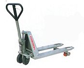 Carrello transpallet Tipo TH 77 con sistema di abbassamento mediante leva sul timone. A richiesta si fornisce con freno. Portata 2000 Kg. Carrello transpallet Tipo TH 77 con sistema di abbassamento mediante leva sul timone. A richiesta si fornisce con freno. Portata 2000 Kg.