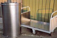 Carrello Tipo PC 86/90 per trasporto carne A NORME USL. Sia il piano che le testate sono in acciaio inox, così come il coperchio in verticale