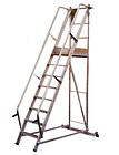 Scala con corrimano modello 0689/A. Struttura in alluminio, corrimano di sicurezza su due lati e braccioli di sollevamento, piattaforma in compensato marino antiscivolo, gradini in alluminio superficie nervata antisdrucciolevole, 2 ruote gommate, ripiegabile 