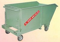 Carrello a cassone ribaltabile per scarti Tipo M 95 con sistema di ribaltamento tramite leva azionabile direttamente dal muletto. Sicuro e veloce per l'operatore, versione verniciata (disponibile anche zingata)