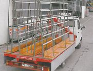 Capra per camion Tipo GS 081/89 con base d'appoggio in tavole di abete e montanti in tubolare con rivestimento in profilo di gomma. Aste di sicurezza sui lati a richiesta