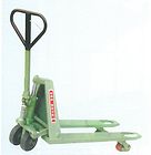 Carrello transpallet Tipo TH 77 con sistema di abbassamento mediante leva sul timone. A richiesta si fornisce con freno. Portata 2000 kg.